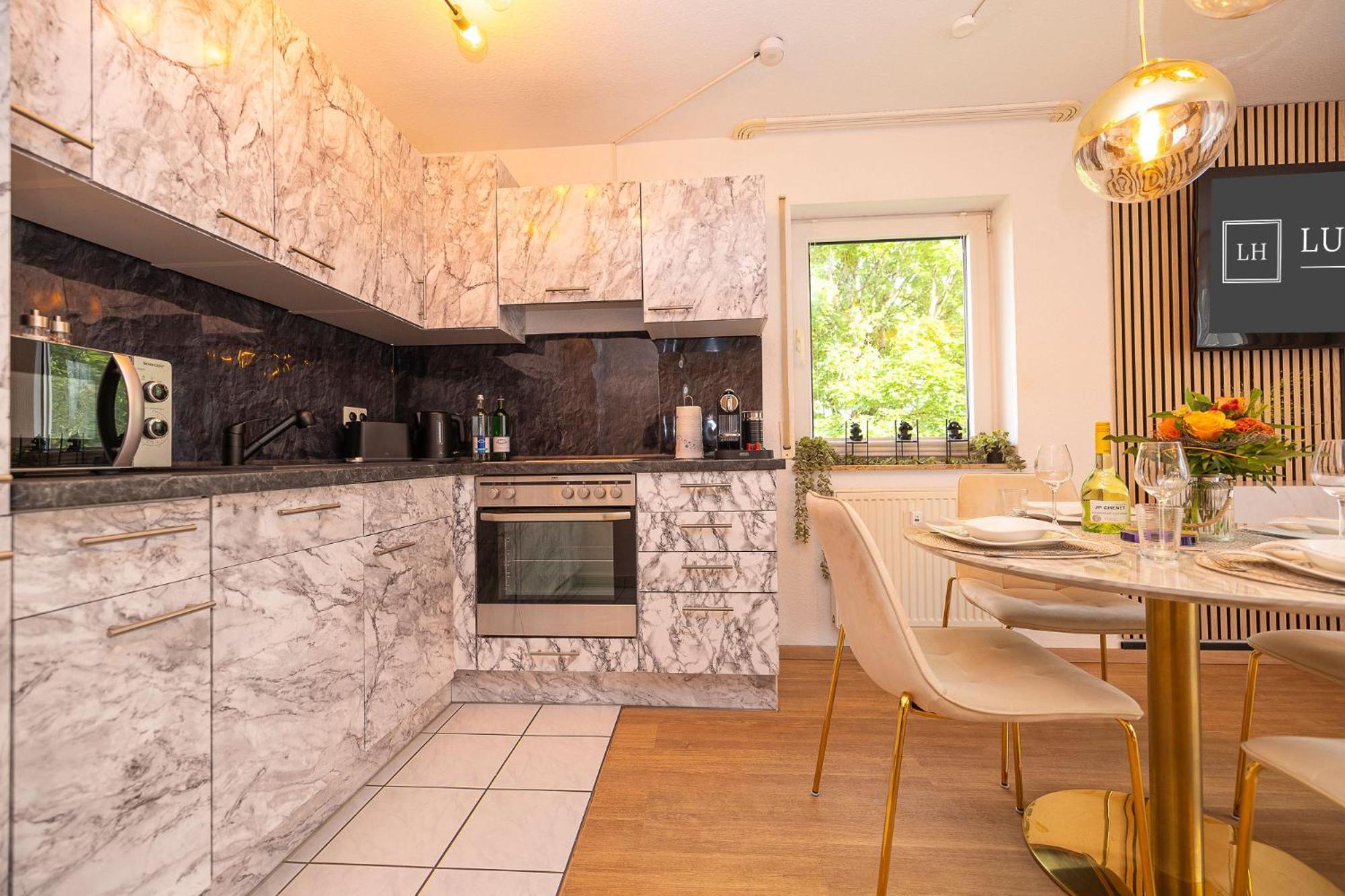 Luxx Home Bc, Zentral - Fuer 4 Personen - Balkon - Parken - Voll Ausgestattete Kueche Biberach an der Riß Buitenkant foto